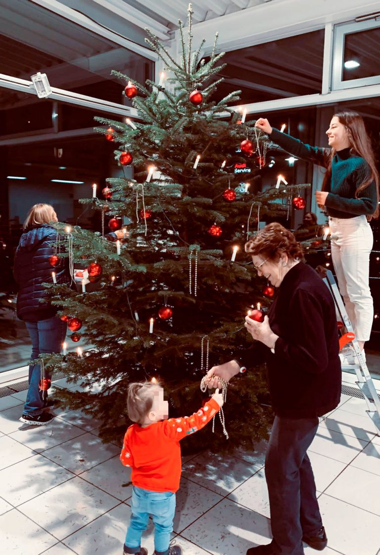 Christbaum schmücken als Familientradition  Autohaus Erdle